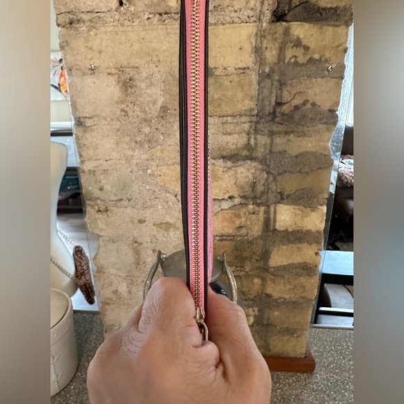 Kate Spade medium zip wristlet Lucy patterned in pink - Picture 11 of 11